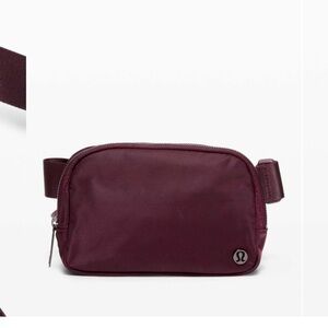 Lululemon Everywhere Belt Bag *1L
Cassis